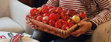 Sabine Hildebrand aus der Bibliothek mit einem Korb voller Christbaumkugeln