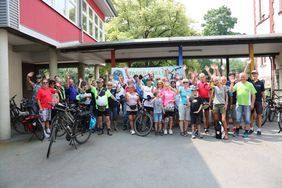 Radfahrer versammeln sich zum gut gelaunten Auftakt des Stadtradelns