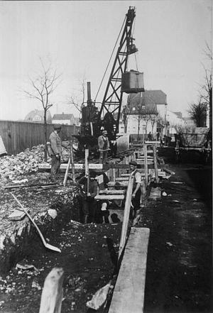 Beginn des Kanalbaus in Menden 1926, vermutlich in der Bodelschwinghstraße. Der Bodenaushub erfolgte mit einem kleinen, schienengebundenen Dampfkran.