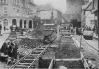 In der Innenstadt von Menden begann die Verlegung der Kanalisation 1926, hier am alten Rathausplatz. Der Aushub wurde mit Loren aus dem Baubereich herausgefahren.