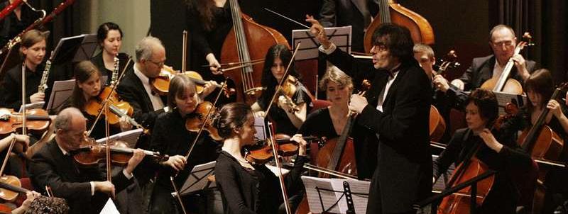 Orchester mit Dirigenten Holger Busemann