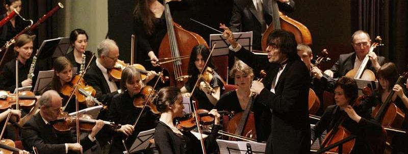 Orchester mit Dirigenten Holger Busemann