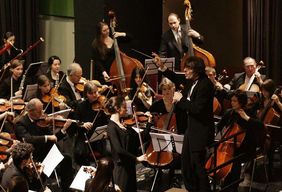 Orchester mit Dirigenten Holger Busemann