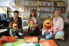 v.l.n.r. Martina Lipka mit Fabian, Helga Rebling mit Pippi, Jutta Nielen mit Lilabelle; Foto: Dorte-Hilleke Bücherei MendenMenden