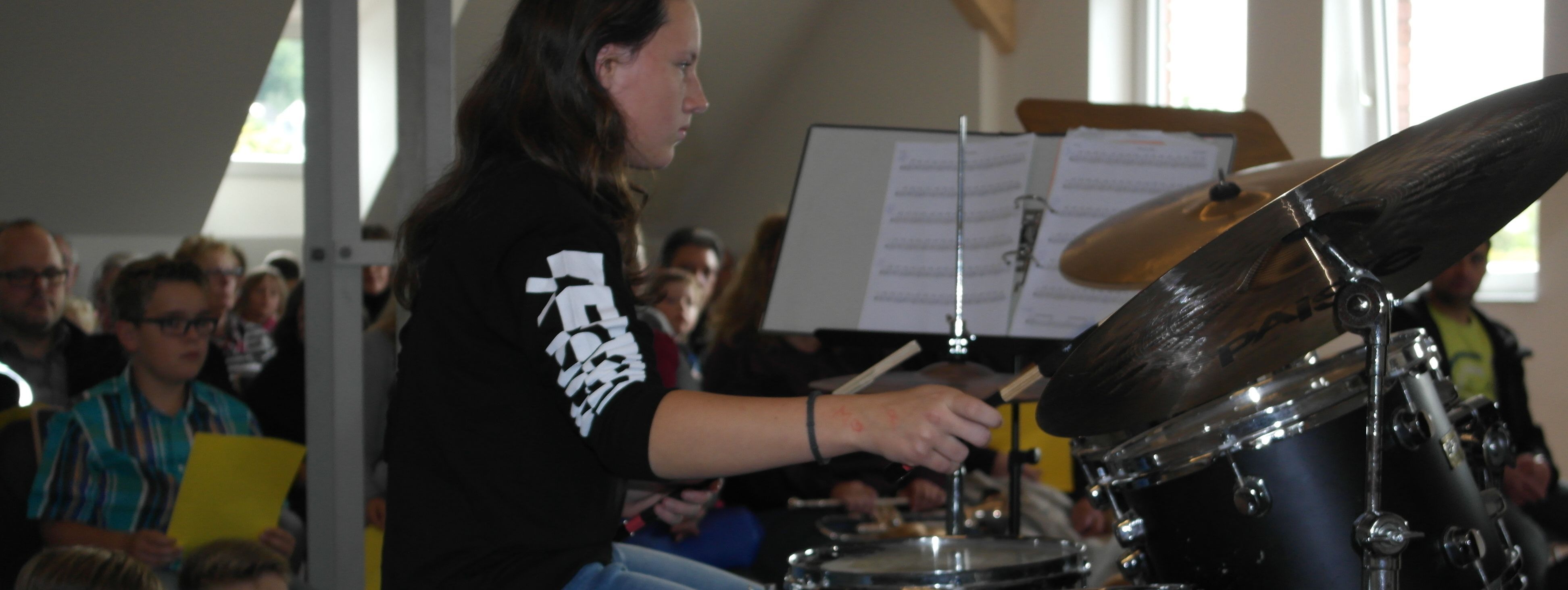 Ein Schüler der Musikschule spielt auf einem Schlagzeug im Westflügel der Schule