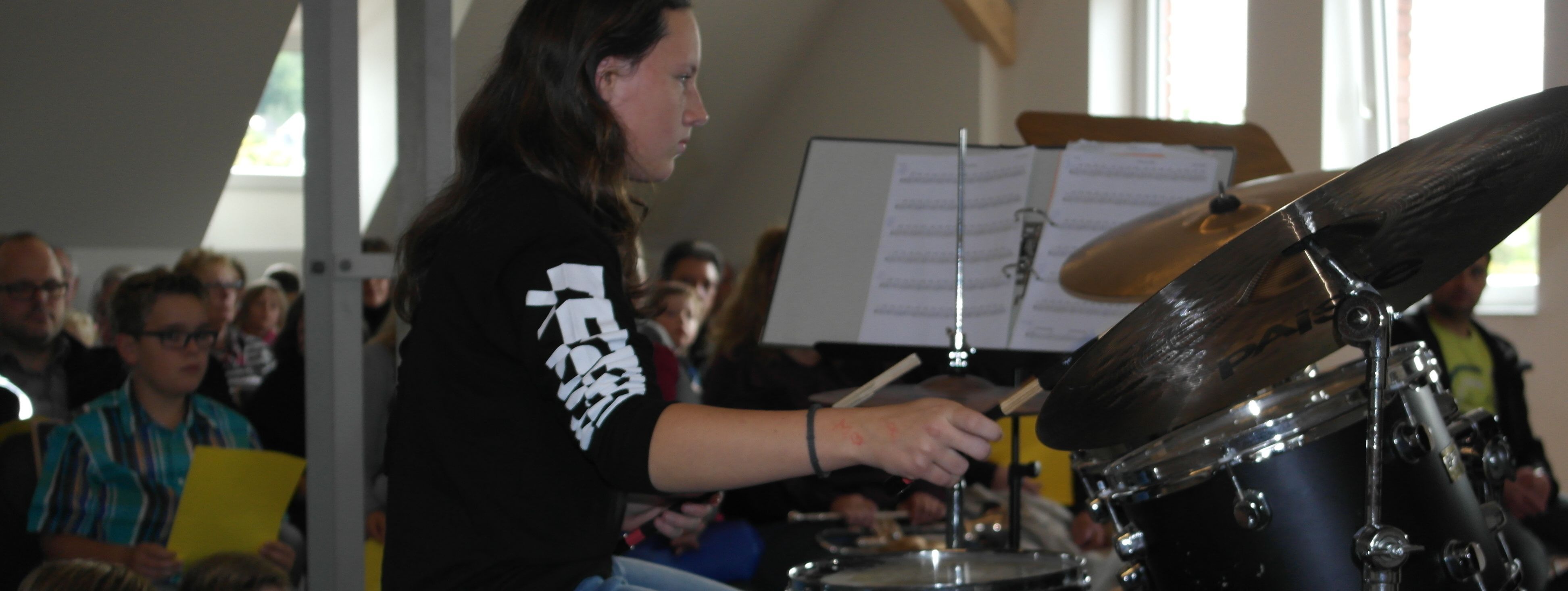 Ein Schüler der Musikschule spielt auf einem Schlagzeug im Westflügel der Schule