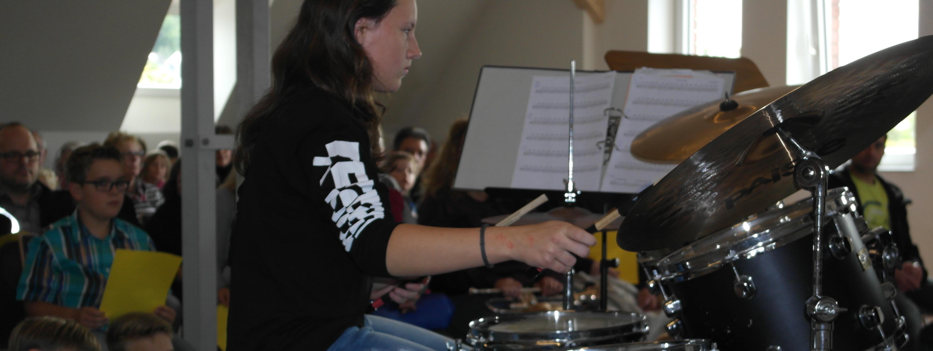 Ein Schüler der Musikschule spielt auf einem Schlagzeug im Westflügel der Schule