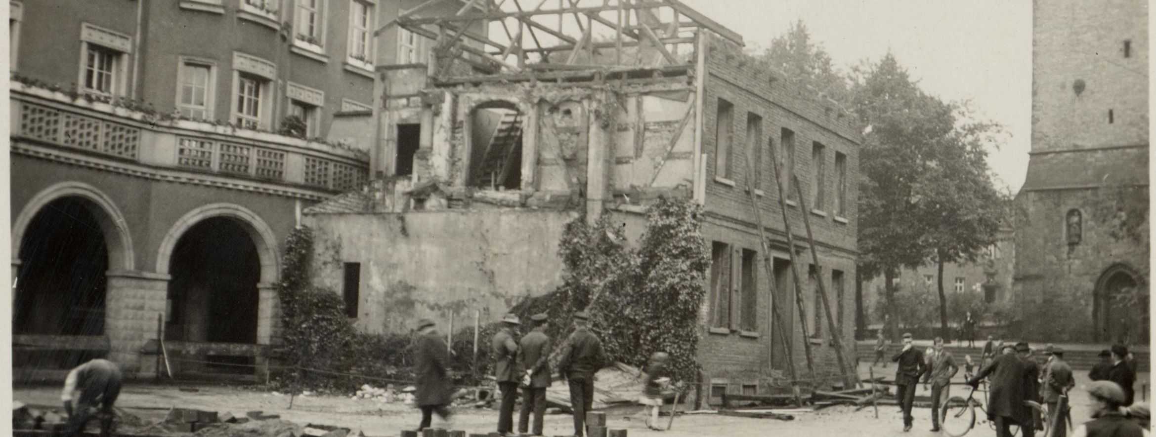 Historische Aufnahme des Alten Rathauses. Damals hatte es noch einen Anbau, der zu dieser Zeit abgerissen wurde.