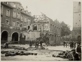 Historische Aufnahme des Alten Rathauses. Damals hatte es noch einen Anbau, der zu dieser Zeit abgerissen wurde.
