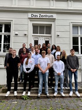 17 neue Auszubildende in neun verschiedenen Berufen bei der Stadt Menden. 
