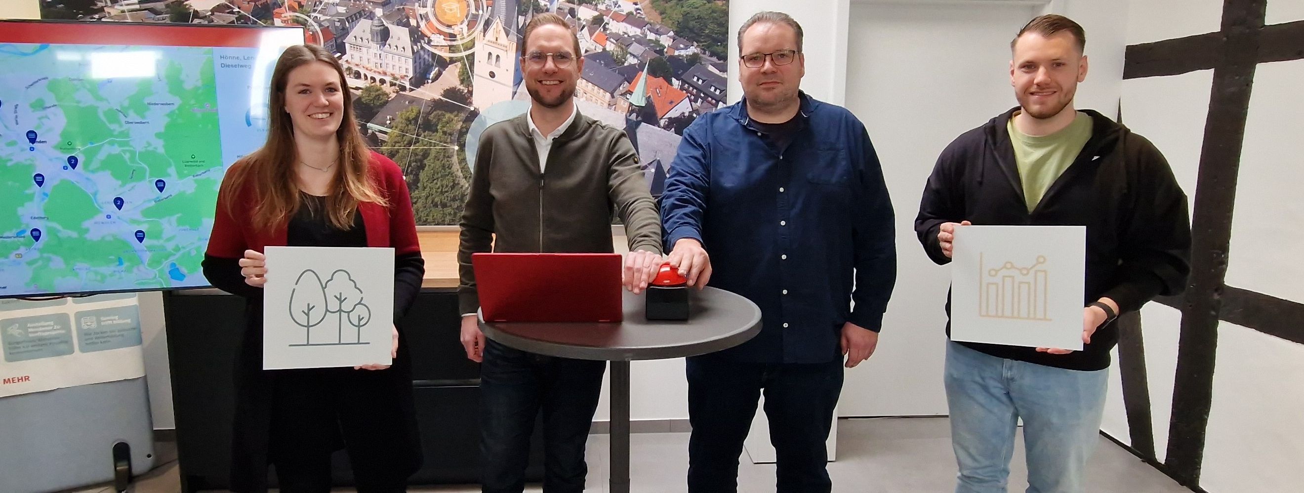 (v.l.) Svenja Schönert und Robin Eisbach (mendigital), Sebastian Klein und Dennis Ignasiak (Team IT der Stadt Menden).