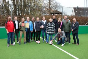 Bürgermeisterin Manuela Schmidt, Malte Heesmann (Verantwortlicher aus dem Team Sport), Ulrich Menge (Abteilungsleiter Schule Sport und Soziales), Kristina Rüping (Team Schule und Sport), Vertreter der Firma Vogel sowie der Planer Rochus Franke von SAF Landschaftsarchitektur und Vertreter des Sportvereins DJK Bösperde.