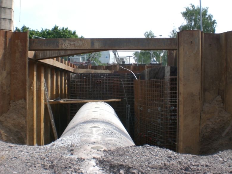 Der Ruhrverband hat in 2011 einen Staukanal einschließlich Sonderschächte im Bereich Carl-Schmöle-Straße / Franz-Kissing-Straße errichtet. Im Bild steht der Fotograf auf den Rohren mit 70 cm Durchmesser und blickt gegen die Fließrichtung in die Baugrube des anschließenden Schachtes. Der Bereich ist umfangreich mit Stahlspundwänden gesichert (Foto: Stadtentwässerung).