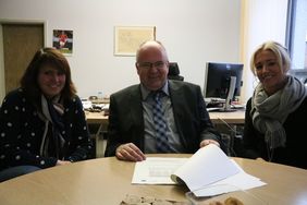 Wieder zurück im Mendener Rathaus übergibt Bürgermeister Martin Wächter den Bescheid an die zuständigen Mitarbeiterinnen (v.l.) Heike Schulz und Maelanie Baehr.