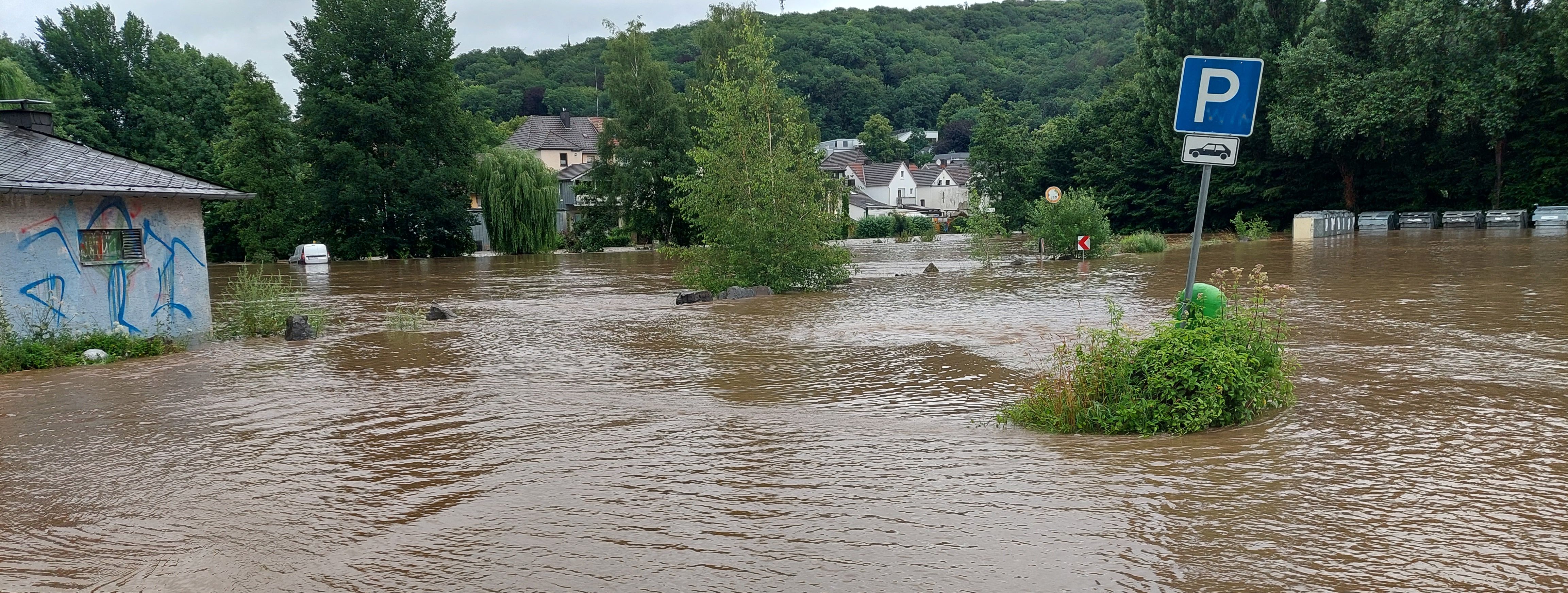 Hochwasser 2021: Die Hönne ist über die Ufer getreten und hat den Platz an Battenfelds Wiese überschwemmt.