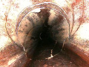 Beispiel eines Schadens mit Scherbenbildung, d.h. das Rohr ist durch viele Risse zersplittert, aber noch in Gänze erhalten.