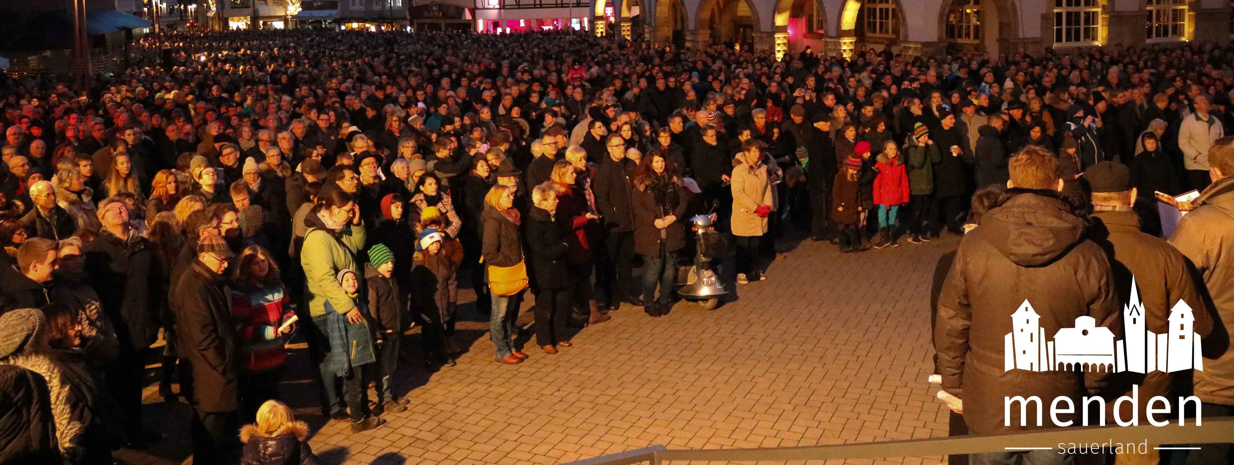 Seit mehr als 80 Jahren versammeln sich an Heiligabend zahlreiche Mendenerinnen und Mendener auf dem Platz vor dem Alten Rathaus/St. Vincenz zum traditionellen Turmblasen. 