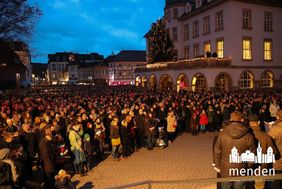 Seit mehr als 80 Jahren versammeln sich an Heiligabend zahlreiche Mendenerinnen und Mendener auf dem Platz vor dem Alten Rathaus/St. Vincenz zum traditionellen Turmblasen. 
