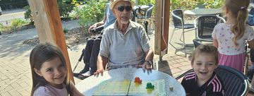 Vorschulkinder der Kita Am Papenbusch verbringen einen Vormittag im Integra-Pflegeheim.