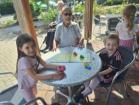 Vorschulkinder der Kita Am Papenbusch verbringen einen Vormittag im Integra-Pflegeheim.
