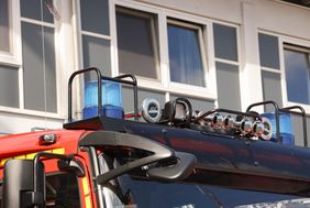 Blaulicht auf einem Einsatzfahrzeug der Feuerwehr