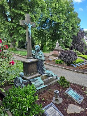 Grabmal auf dem Friedhof