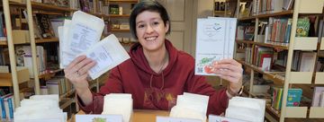 Tanja Musiol präsentiert den Saatgutbestand 2025 der Dorte-Hilleke-Bücherei in Menden