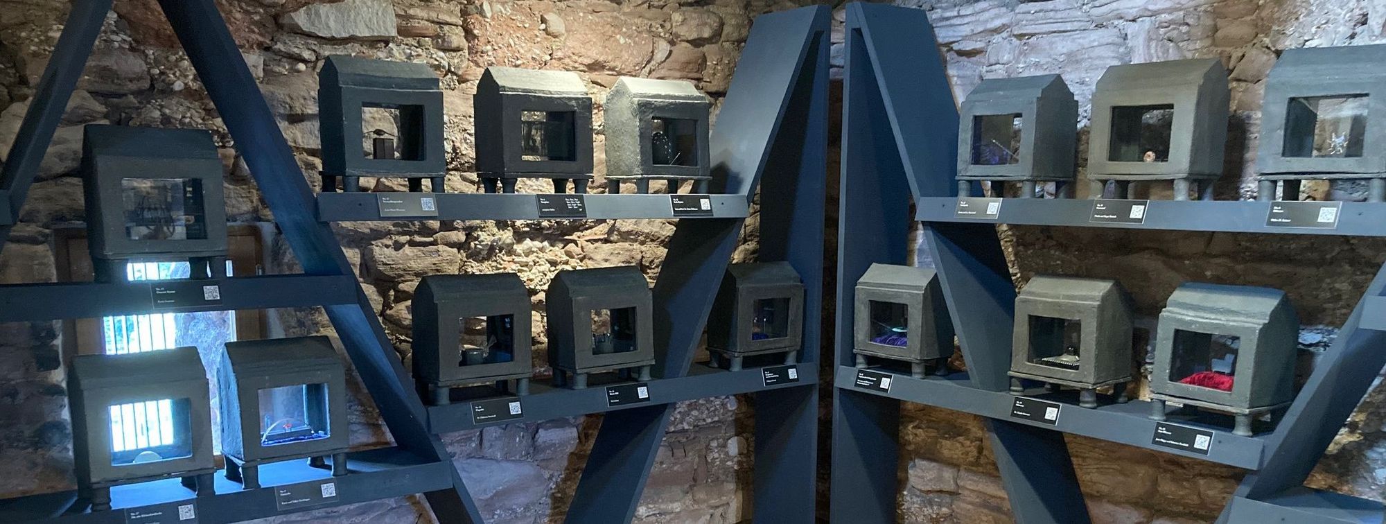 Die Ausstellung der "47 Hexenschreine" im Inneren des Poenigeturms.