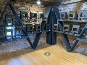 Die Ausstellung der "47 Hexenschreine" im Inneren des Poenigeturms.