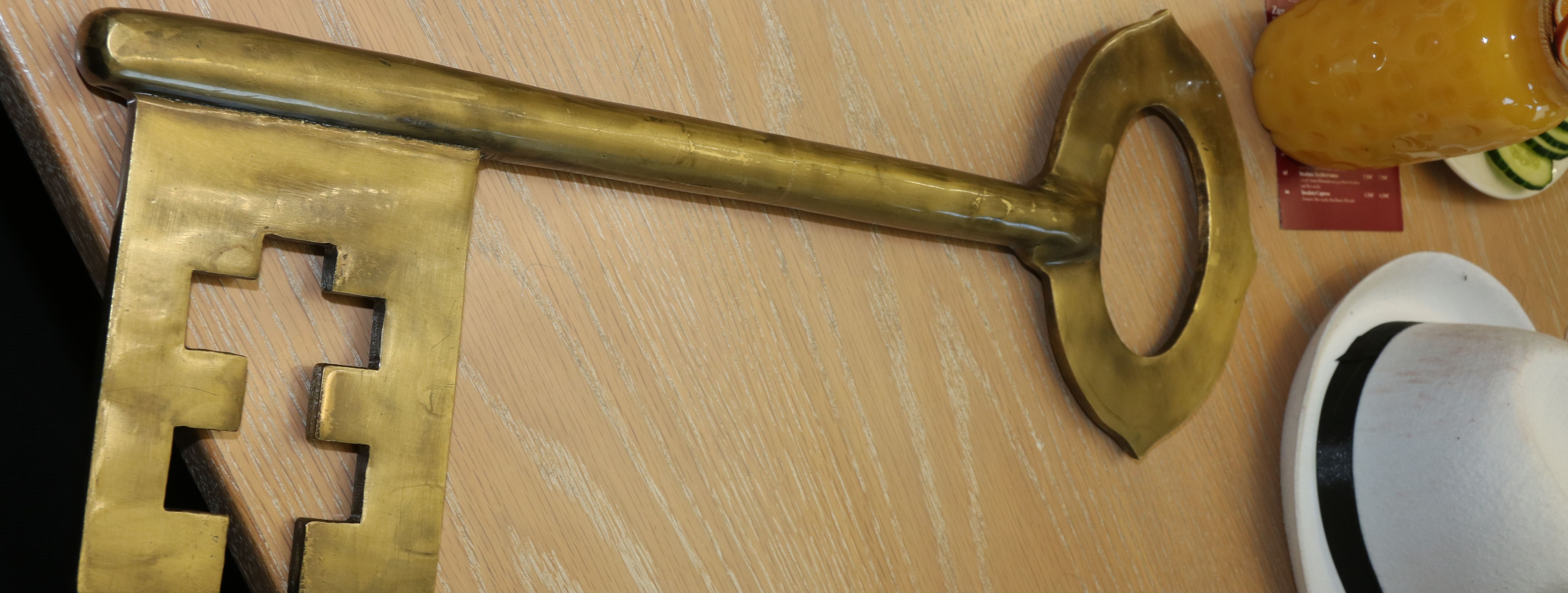 Der übergroße Rathausschlüssel des Bürgermeisters, der beim traditionellen Rathaussturm an Weiberfastnacht von der Karnevalsgesellschaft erbeutet werden muss.