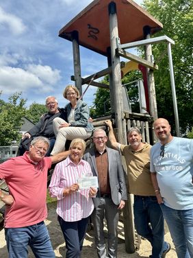 Adolf Hirsch, Michael Toups (Förderverein für Kinder und Jugendliche Platte Heide e.V.), Manuela Schmidt (Abteilungsleiterin Bürgerdienste, Sicherheit und Ordnung), Karola Hirsch, Bürgermeister Dr. Roland Schröder, Michael Burghard und Adolf Hirsch (jun.) auf dem Spielplatz am Hagebuttenweg. 