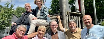 Adolf Hirsch, Michael Toups (Förderverein für Kinder und Jugendliche Platte Heide e.V.), Manuela Schmidt (Abteilungsleiterin Bürgerdienste, Sicherheit und Ordnung), Karola Hirsch, Bürgermeister Dr. Roland Schröder, Michael Burghard und Adolf Hirsch (jun.) auf dem Spielplatz am Hagebuttenweg. 