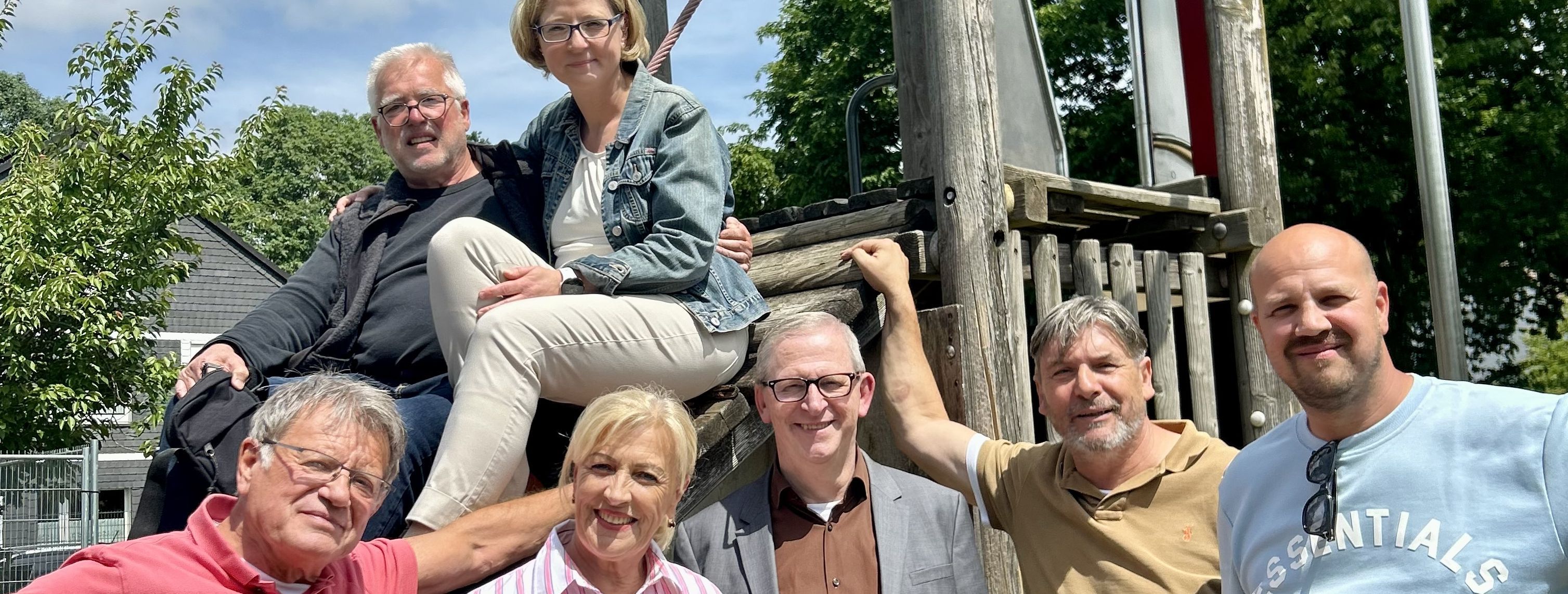 Adolf Hirsch, Michael Toups (Förderverein für Kinder und Jugendliche Platte Heide e.V.), Manuela Schmidt (Abteilungsleiterin Bürgerdienste, Sicherheit und Ordnung), Karola Hirsch, Bürgermeister Dr. Roland Schröder, Michael Burghard und Adolf Hirsch (jun.) auf dem Spielplatz am Hagebuttenweg. 