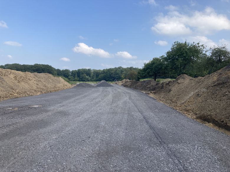 Planum der künftigen Erschließungsstraße (Planstraße E am Hof Riekenbrauck)