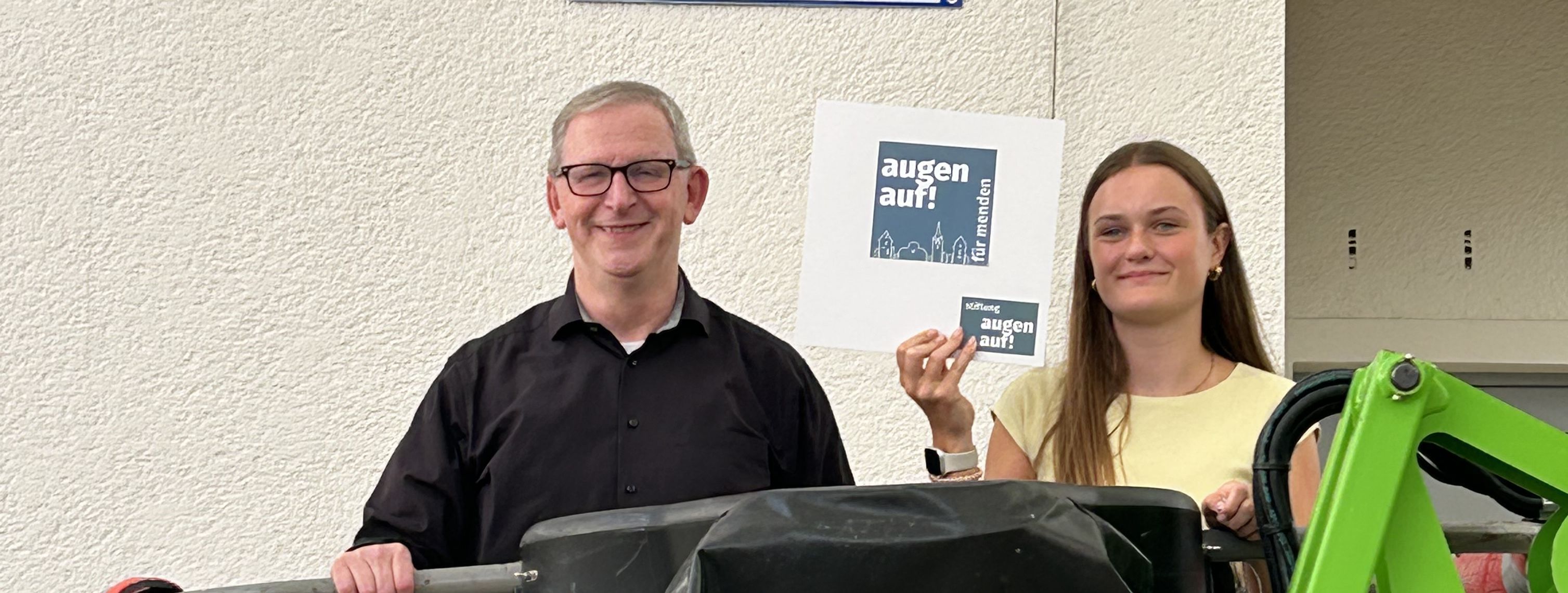 Bürgermeister Dr. Roland Schröder und Ida Zimmermann von Netzwerk „augen auf!“ vor dem Namensschild des neuen Margot-Friedländer-Platzes in Menden.