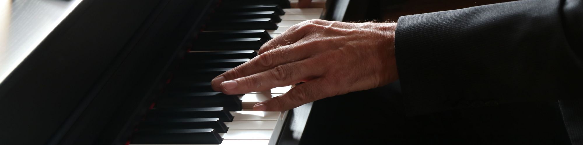 Klaviertasten und Hand