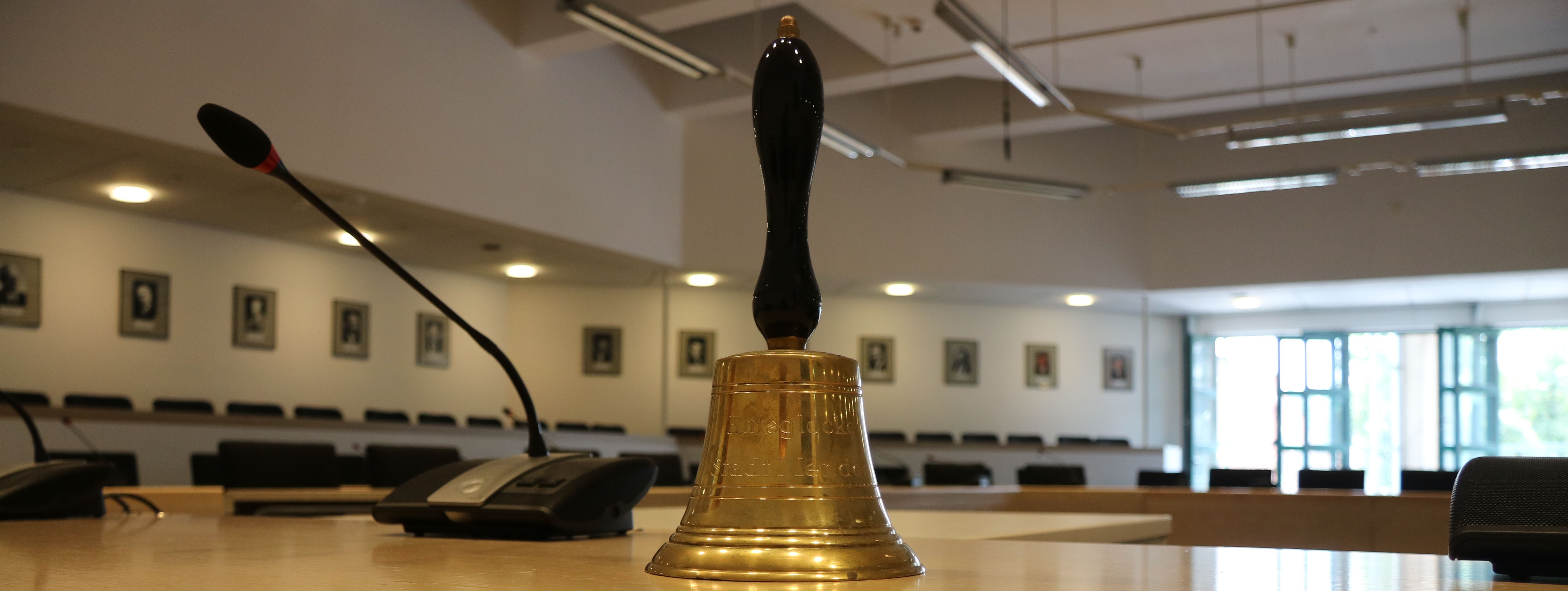 Die Glocke des Bürgermeisters steht neben dem Mikrophon auf einem Tisch. Mit dieser Glocke kann sich der Bürgermeister Gehör verschaffen, sollte es in einer Sitzung zu Laut werden.