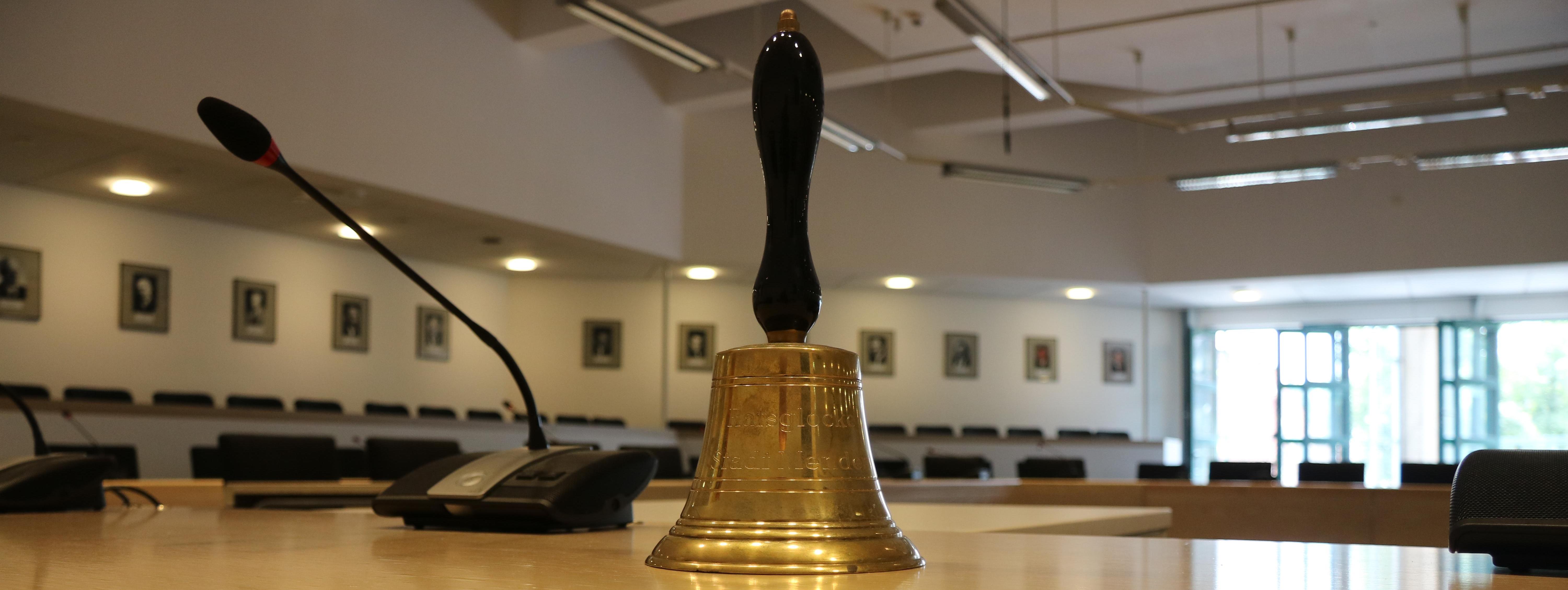 Die Glocke des Bürgermeisters steht neben dem Mikrophon auf einem Tisch. Mit dieser Glocke kann sich der Bürgermeister Gehör verschaffen, sollte es in einer Sitzung zu Laut werden.