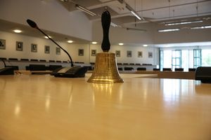Die Glocke des Bürgermeisters steht neben dem Mikrophon auf einem Tisch. Mit dieser Glocke kann sich der Bürgermeister Gehör verschaffen, sollte es in einer Sitzung zu Laut werden.