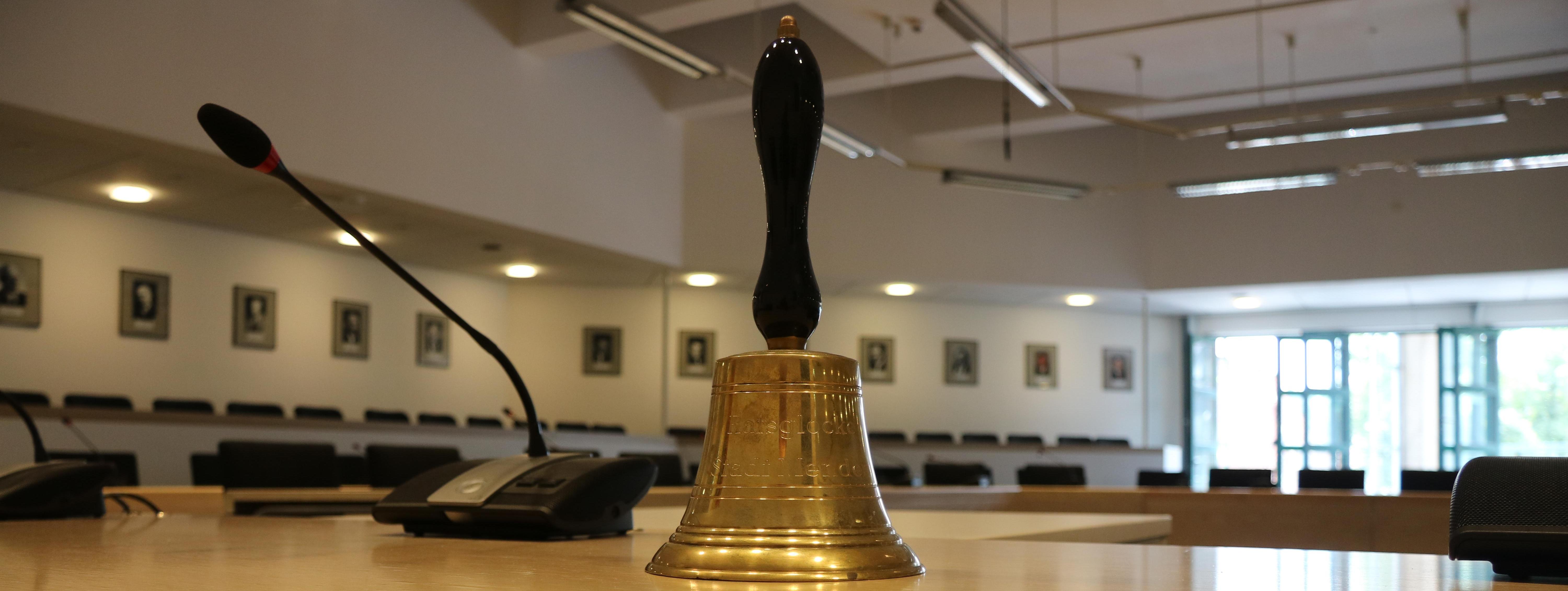 Die Glocke des Bürgermeisters steht neben dem Mikrophon auf einem Tisch. Mit dieser Glocke kann sich der Bürgermeister Gehör verschaffen, sollte es in einer Sitzung zu Laut werden.