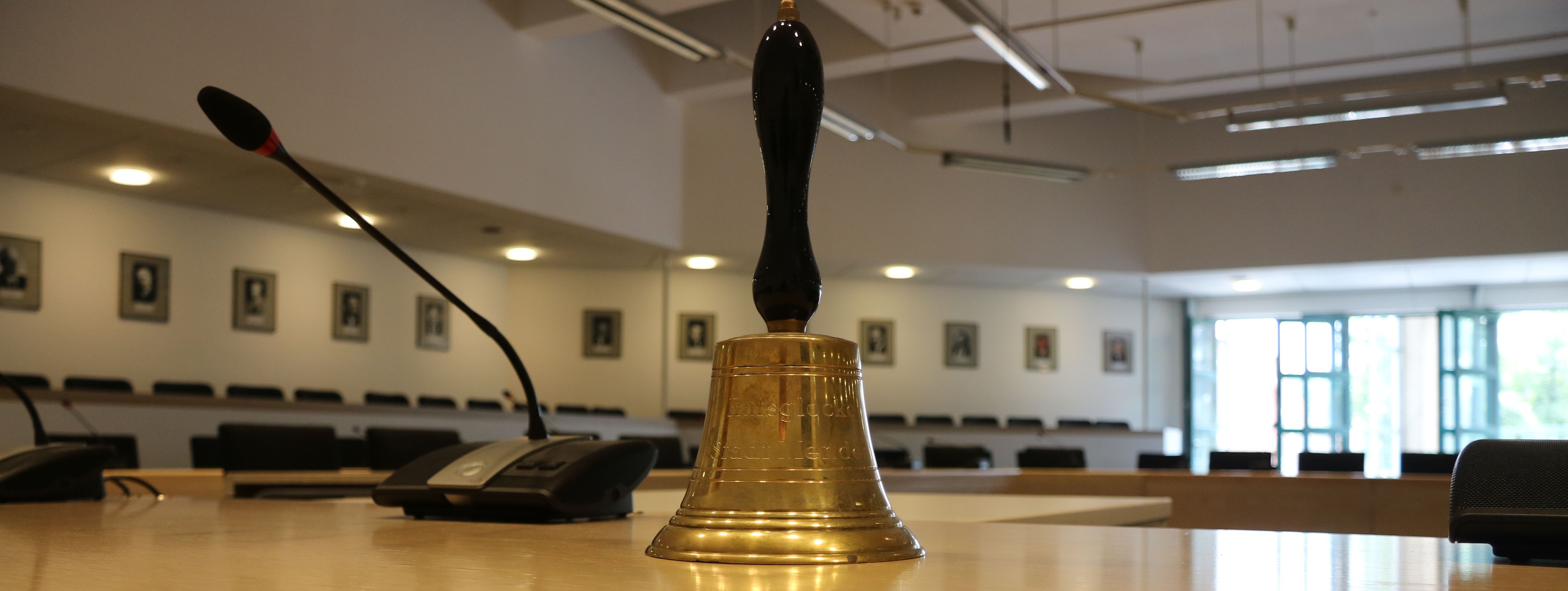Die Glocke des Bürgermeisters steht neben dem Mikrophon auf einem Tisch. Mit dieser Glocke kann sich der Bürgermeister Gehör verschaffen, sollte es in einer Sitzung zu Laut werden.
