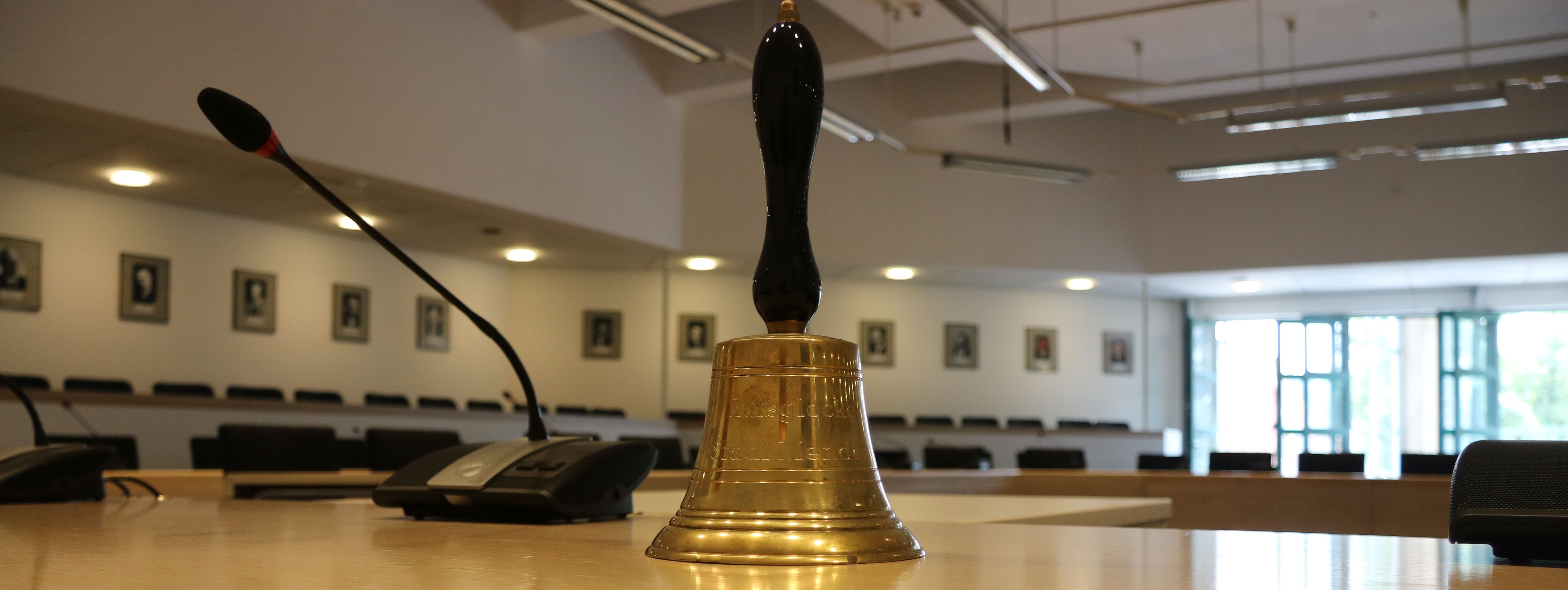 Die Glocke des Bürgermeisters steht neben dem Mikrophon auf einem Tisch. Mit dieser Glocke kann sich der Bürgermeister Gehör verschaffen, sollte es in einer Sitzung zu Laut werden.