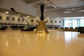 Die Glocke des Bürgermeisters steht neben dem Mikrophon auf einem Tisch. Mit dieser Glocke kann sich der Bürgermeister Gehör verschaffen, sollte es in einer Sitzung zu Laut werden.