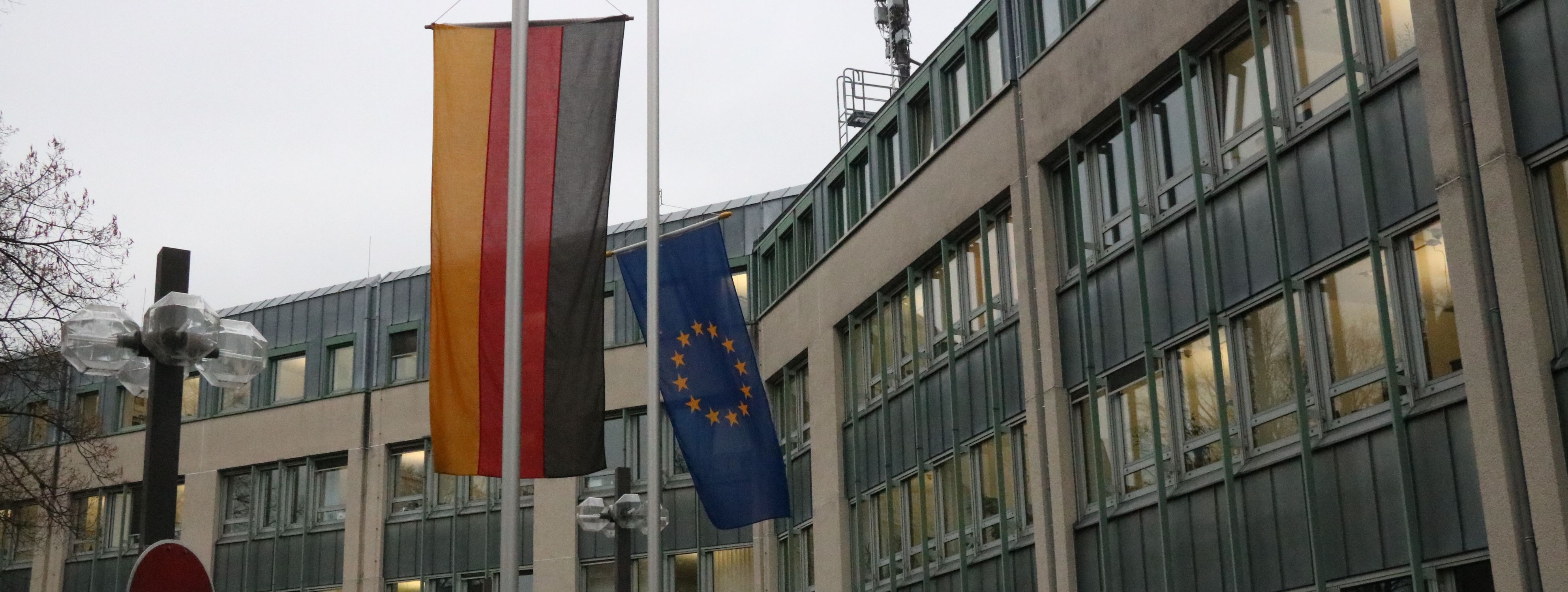 Vor dem neuen Rathaus wehen die Flaggen auf Halbmast.