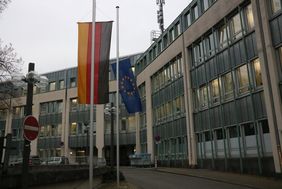 Vor dem neuen Rathaus wehen die Flaggen auf Halbmast.