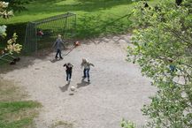 Auf dem Bolzplatz der Jugendbildungsstätte Fußball spielende Kinder.
