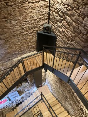 Die Ausstellung der "47 Hexenschreine" im Inneren des Poenigeturms.