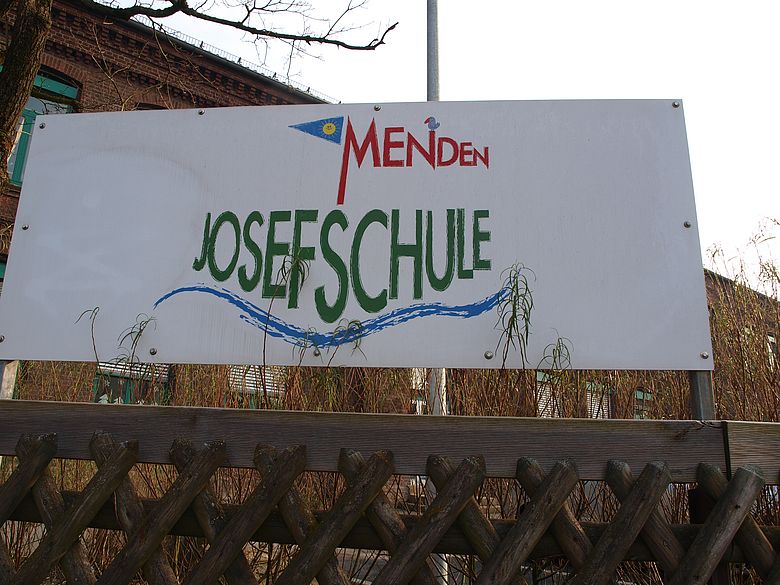 Dieses Foto zeig das Schulschild der Stadt Menden