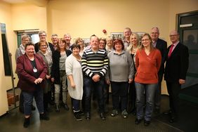 Die Mitarbeiterinnen und Mitarbeiter der Stadt Menden, die ein Dienstjubiläum feiern oder in Altersteilzeit und Ruhestand verabschiedet worden sind, haben sich zum Gruppenfoto aufgestellt.
