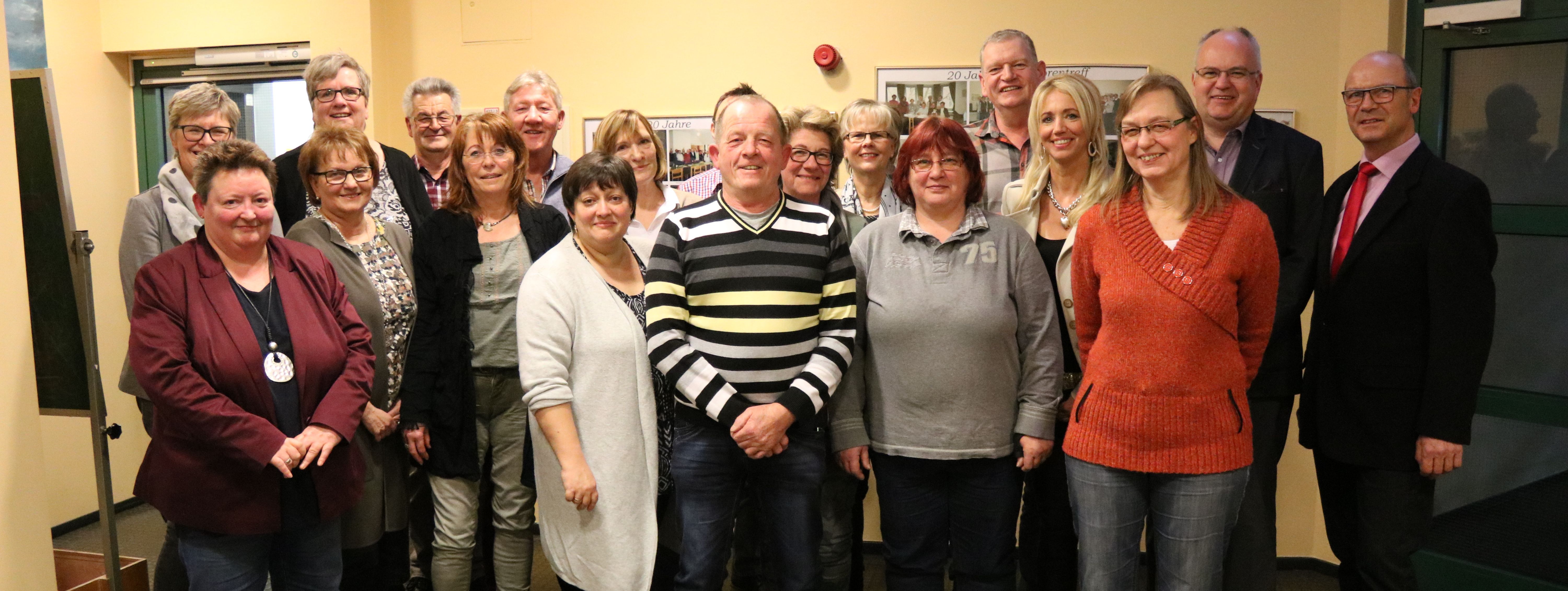 Die Mitarbeiterinnen und Mitarbeiter der Stadt Menden, die ein Dienstjubiläum feiern oder in Altersteilzeit und Ruhestand verabschiedet worden sind, haben sich zum Gruppenfoto aufgestellt.